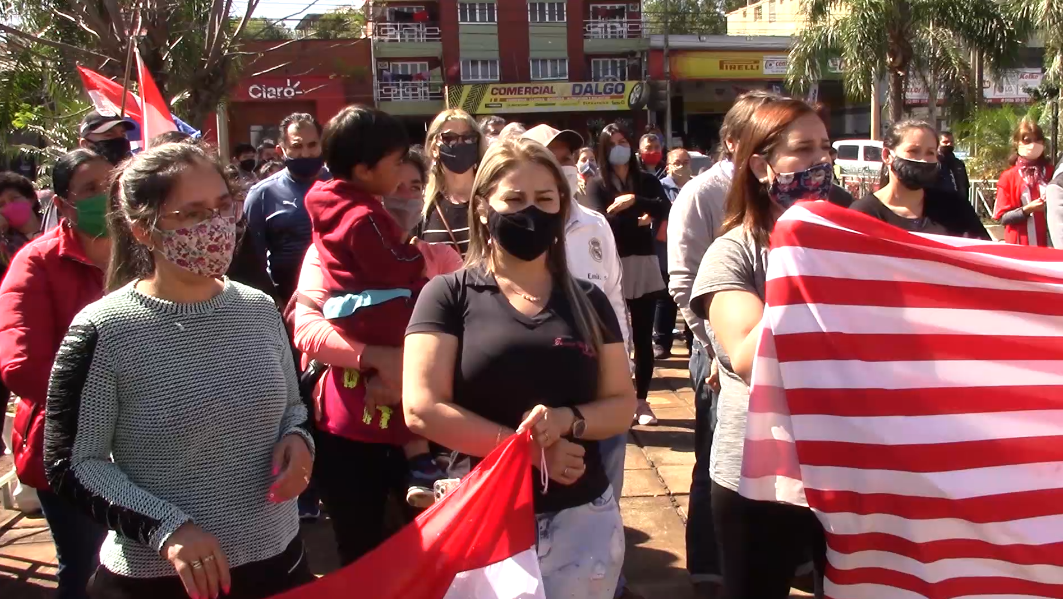 Comerciantes de Encarnación se manifestaron exigiendo la pronta apertura de la frontera con Argentina. Foto: Captura de Pantalla / Javier Cantero, corresponsal de la zona del Grupo JBB.