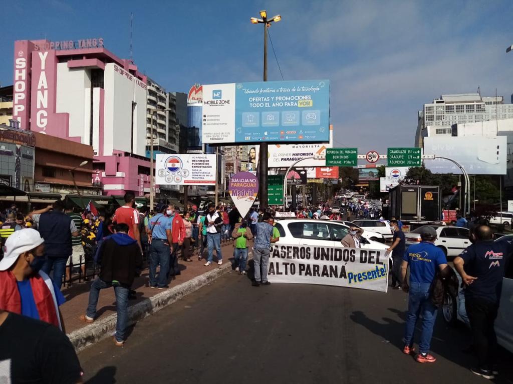 Esta mañana se llevo a cabo una importante manifestación en la zona comercial de Ciudad del Este. Foto: Carlos Sánchez, corresponsal del Grupo JBB.