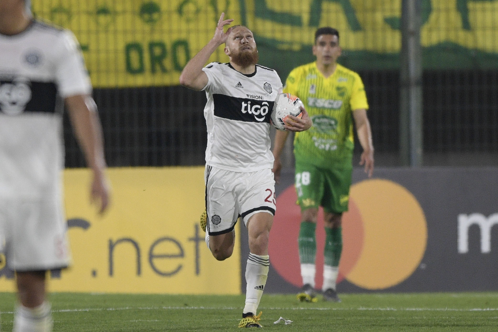 Isidro Pitta, jugador de Olimpia, celebrando su gol.