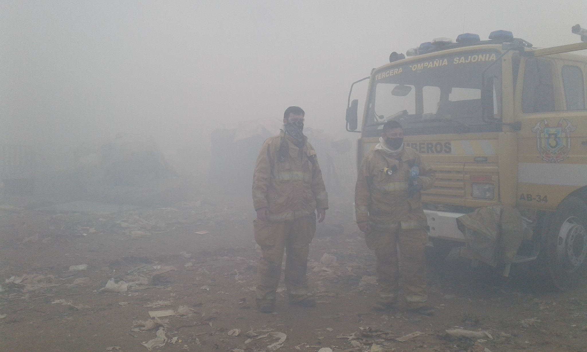 Bomberos de Sajonia trabajando en el medio de la humareda del incendio en Cateura.