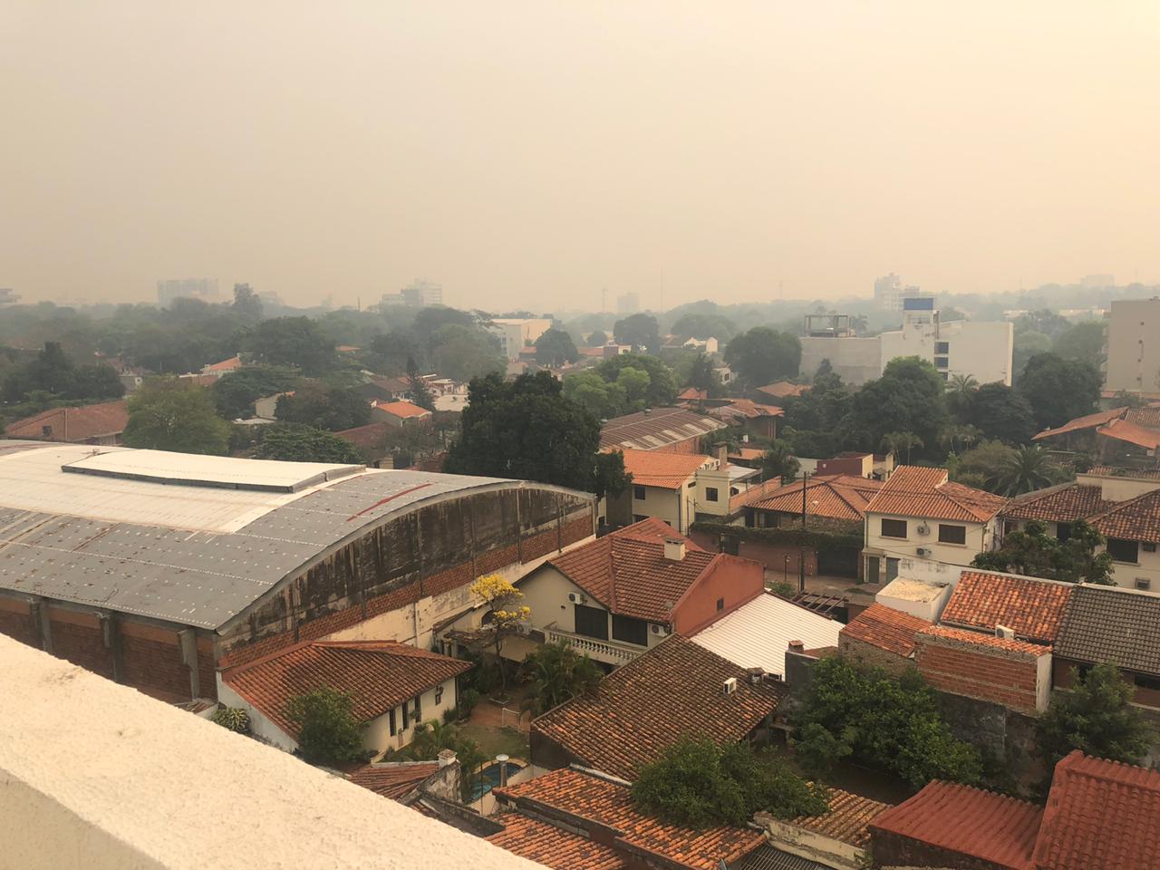 Ciudad de Asunción cubierta en humo.