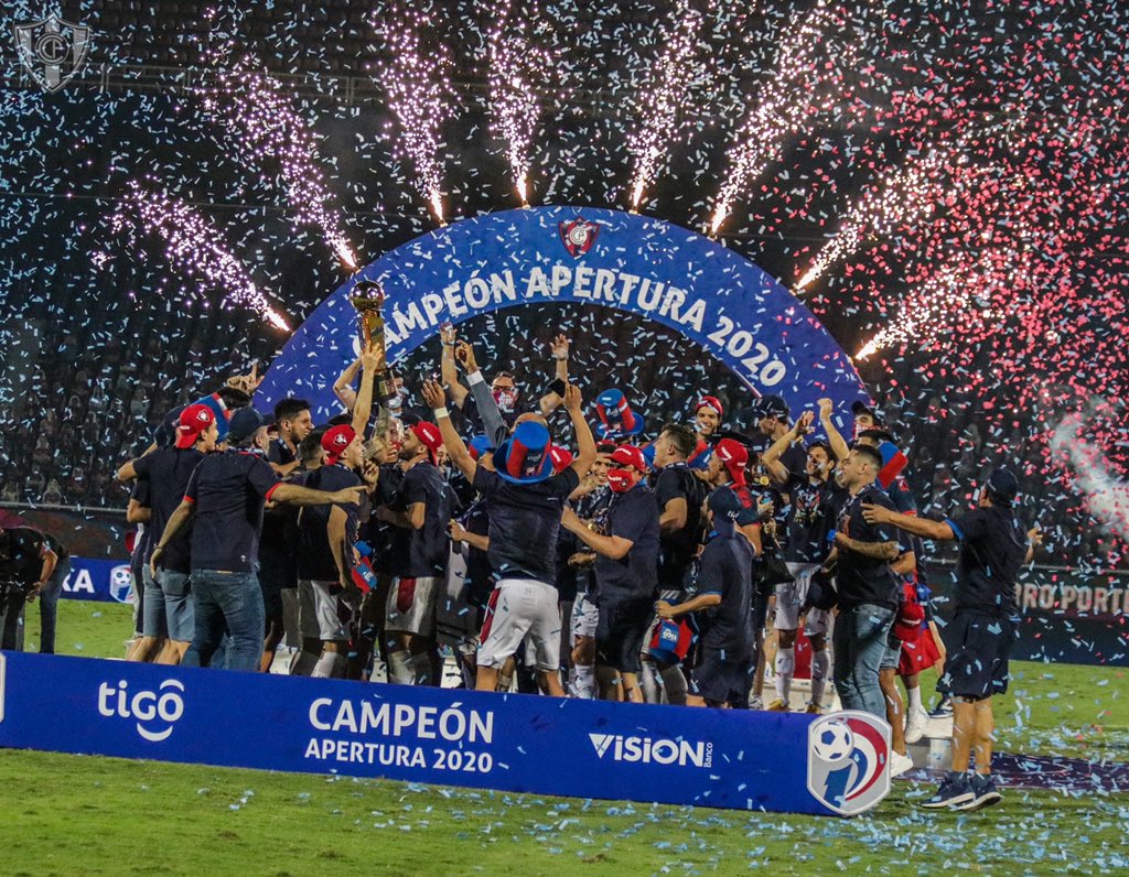 Jugadores de Cerro Porteño durante el festejo de campeones.