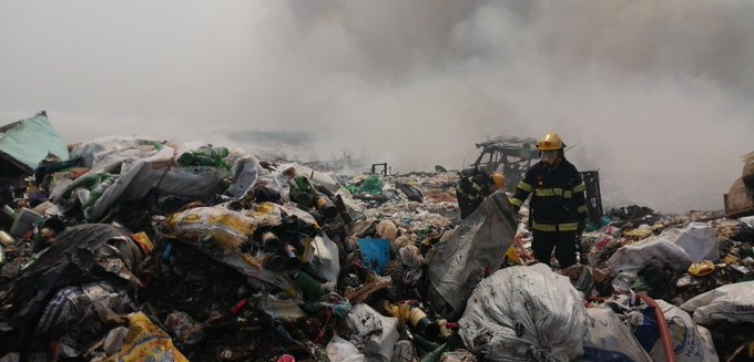 Incendio en el vertedero de Cateura, los bomberos trabajan arduamente en sofocar el fuego.