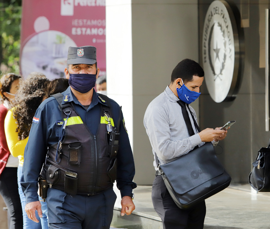 Personas caminando en la ciudad.