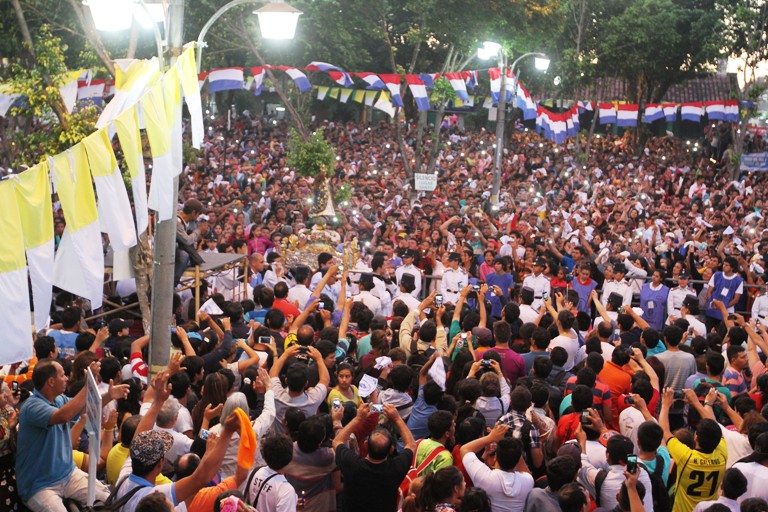 Gran aglomeración de fieles en la explanada central de la Basílica de Caacupé.