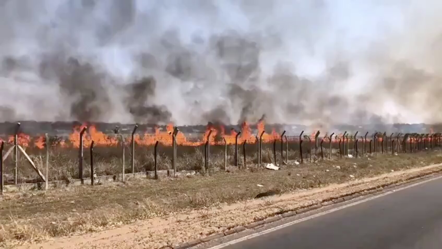 Incendio en pastizal del predio del aeropuerto Silvio Pettirossi.