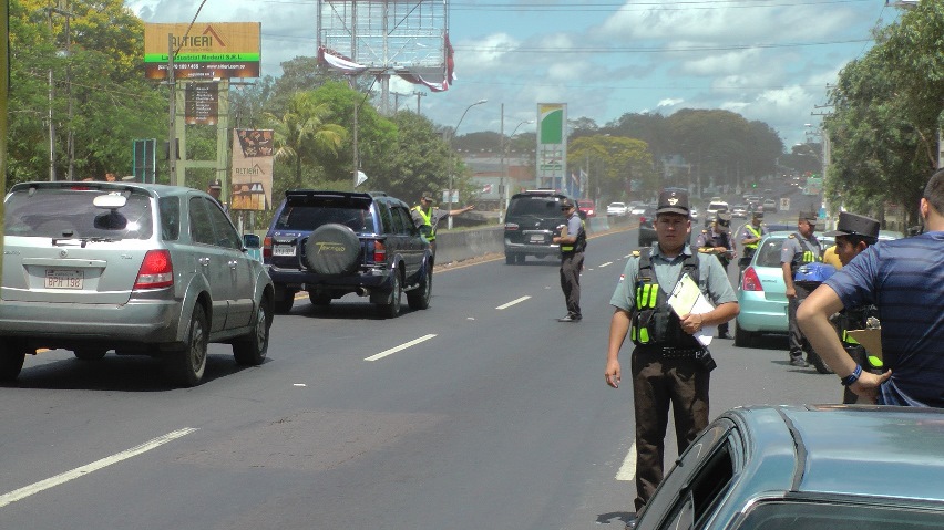 Patrulla caminera constituye una barrera sobre la ruta.