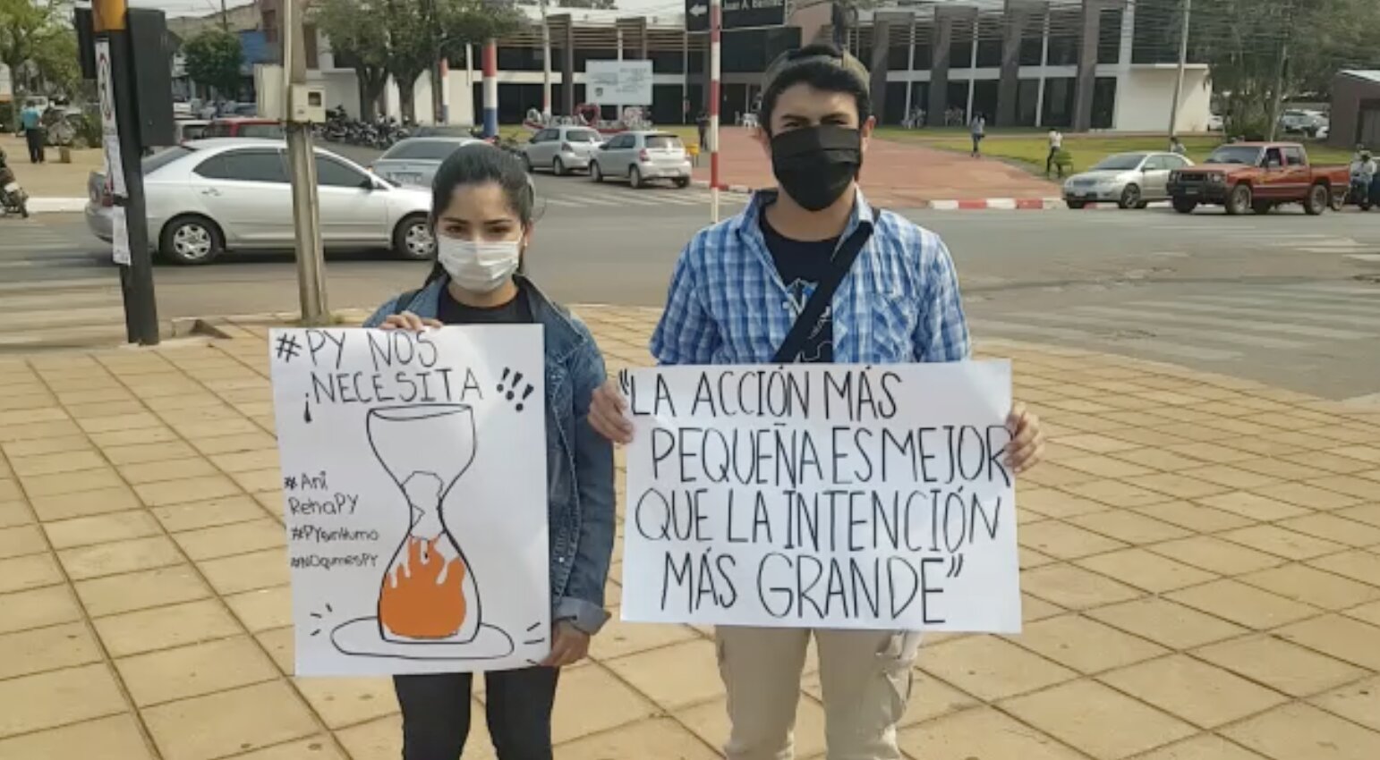 Estudiantes sostienen carteles que utilizan en marcha para concientizar.