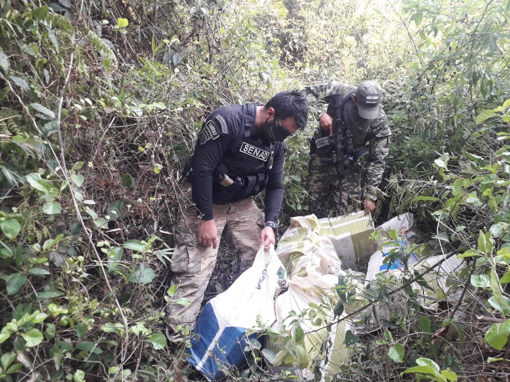 El depósito de drogas fue encontrado oculto en la Reserva San Rafael. Foto: SENAD.