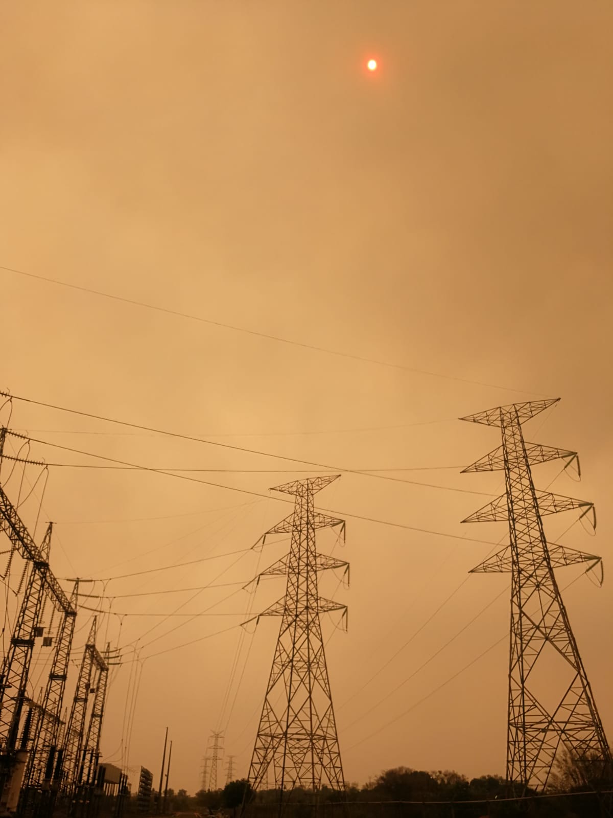 Así se ve el cielo en estos momentos en distintas partes del departamento Central. Foto: Gentileza.