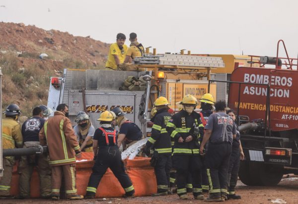 Bomberos combatiendo el fuego en Cateura.