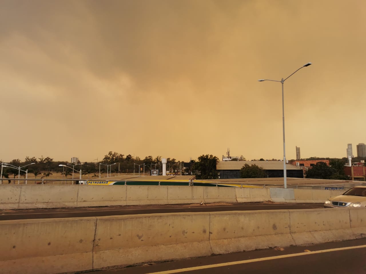 AMbiente anaranjado cubierto por humo.