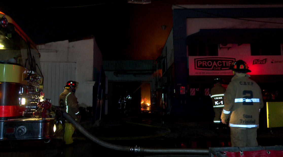 Las llamas alcanzaron varios metros de altura y amenazaron a las viviendas aledañas. Foto: Captura de pantalla - Trece.