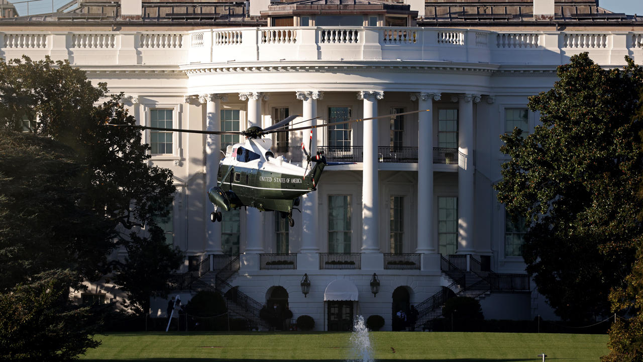 Helicoptero Marine One despegando de la Casa Blanca.