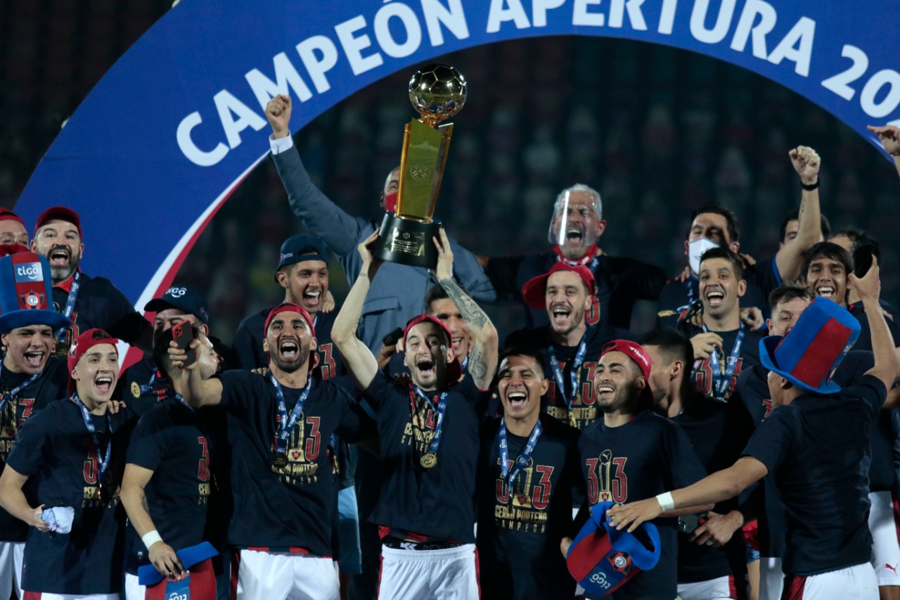 Equipo de Cerro Porteño festejando.