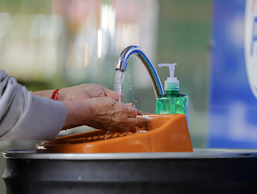 Persona lavándose las manos.