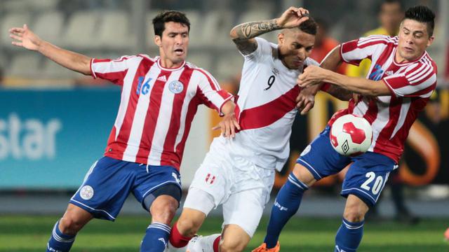 Jugadores de Paraguay y Perú.