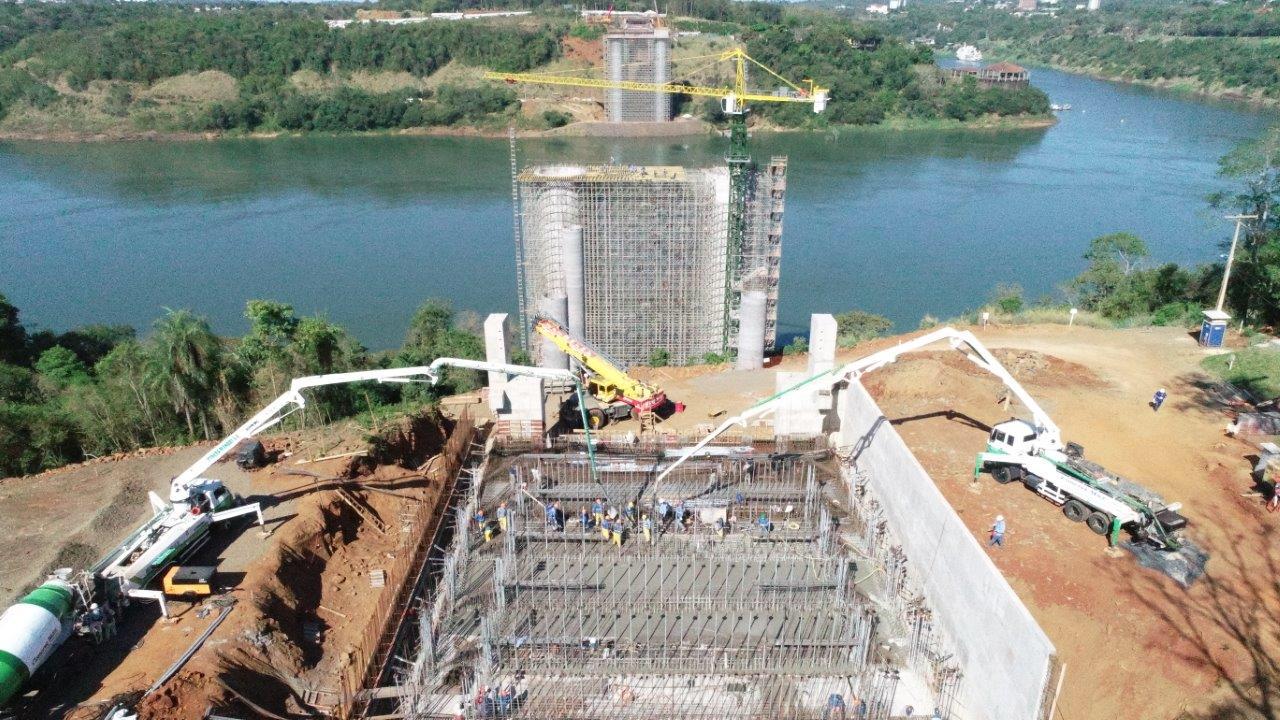 Obras del Puente de la Integración sobre el río Paraná.