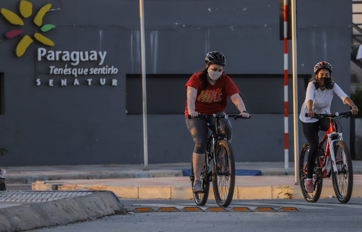 Personas andando en bici.