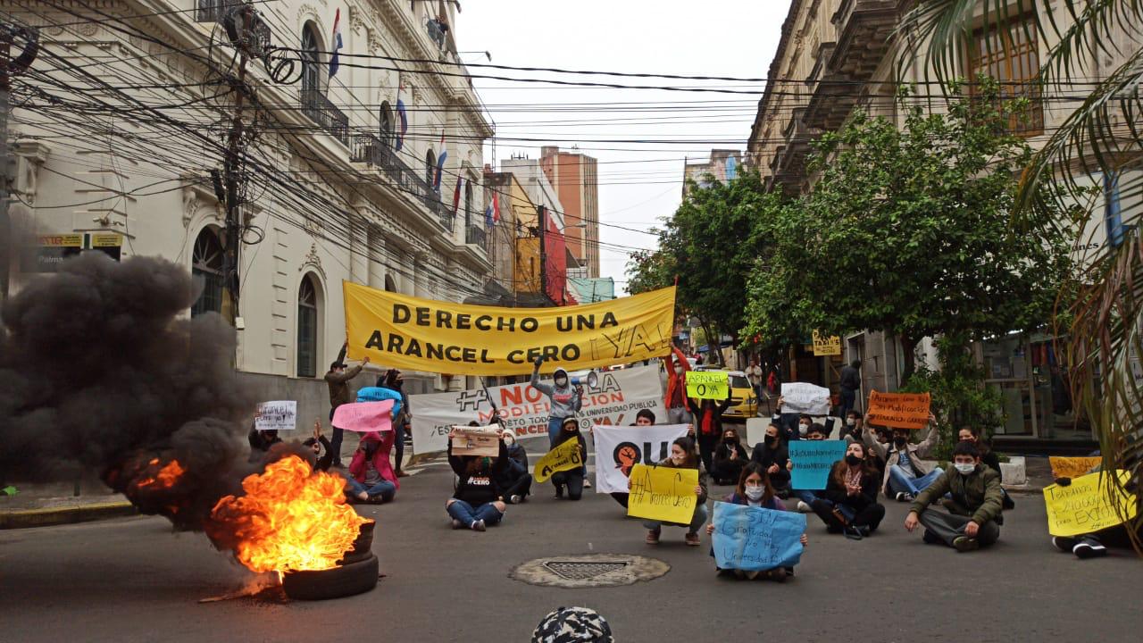 Estudiantes manifestándose por el arancel cero.