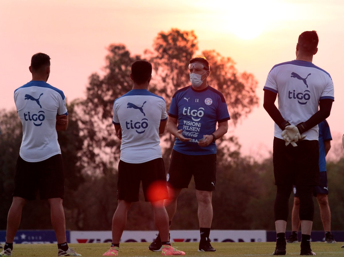 Berizzo entrenando a jugadores de la Albirroja.