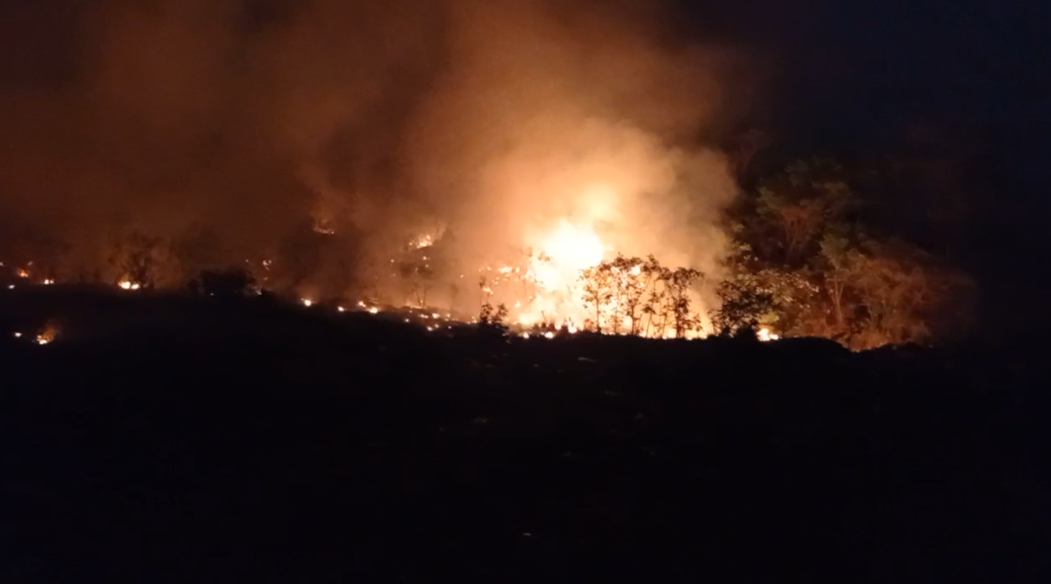 El incendio en vertedero de Capiatá inició cerca de las 04:00 am. Foto: Gentileza.