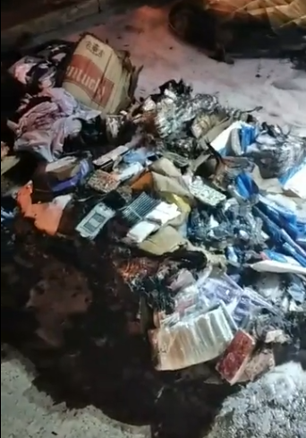 Todas las mercaderías se quemaron en su totalidad. Foto: Captura de video.