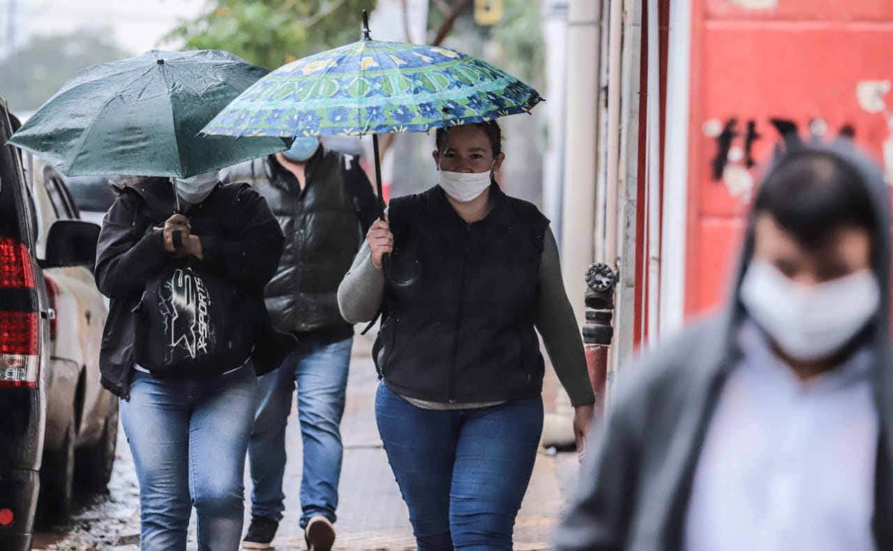 Personas caminado