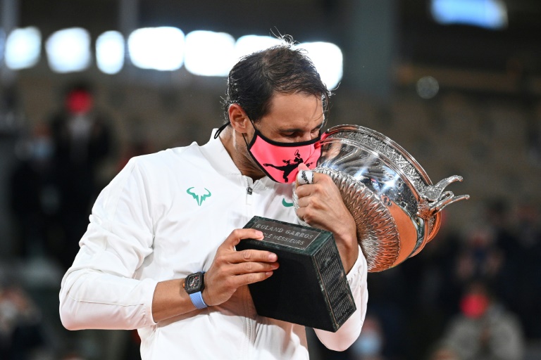 Rafael Nadal celebra su 13º Roland Garros, luego de vencer en la final a Novak Djokovic. Foto: AFP / Anne-Christine POUJOULAT