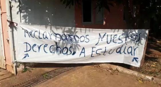 Miembros de la Comunidad indígena Ava Guaraní exigen aulas para desarrollar clases. Foto: Captura de video / Carlos Sánchez, corresponsal de la zona del Grupo JBB.