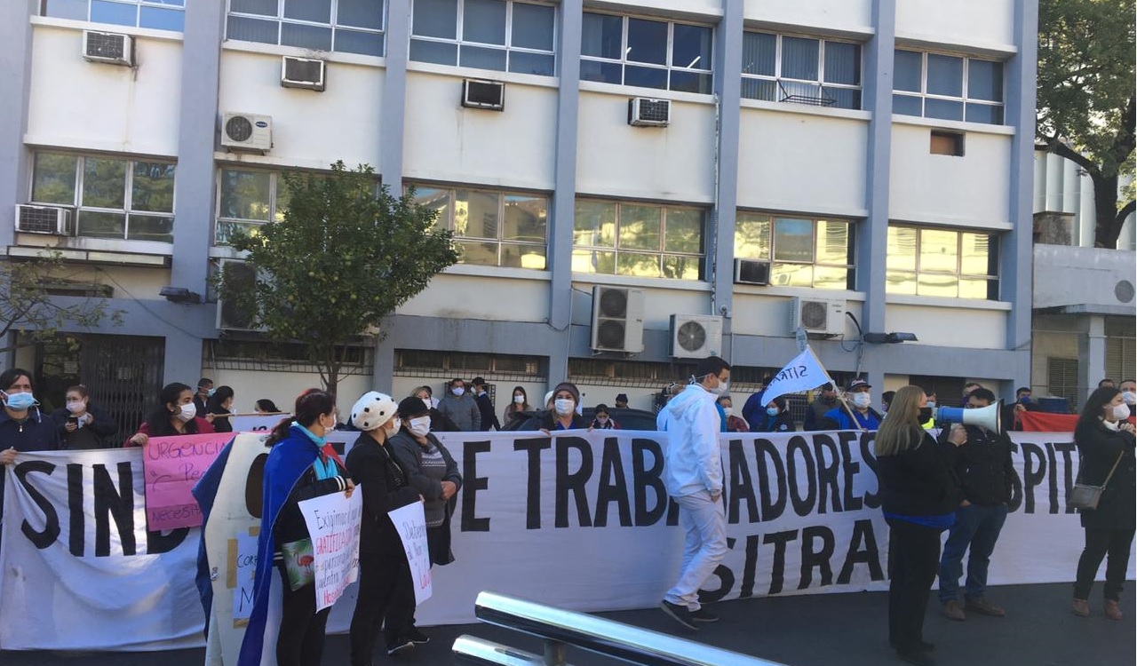 Una nueva manifestación del personal de blanco del Hospital de Clínicas se dará frente al Ministerio de Hacienda. Foto referencial: José Heid.