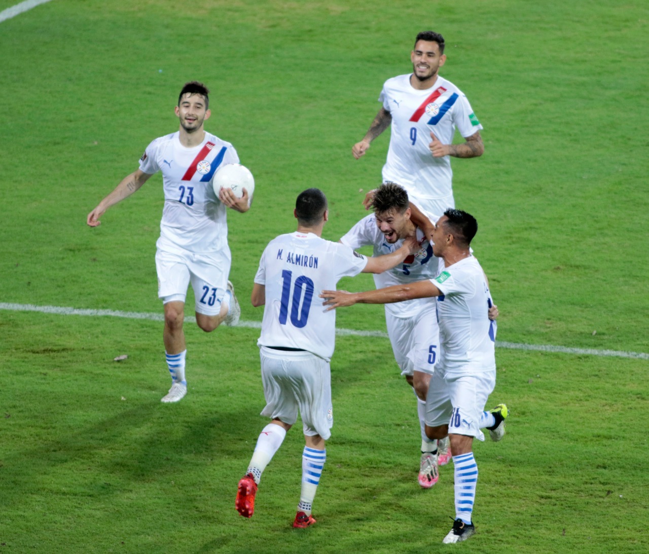 Jugadores paraguayos festejando el gol de la victoria.
