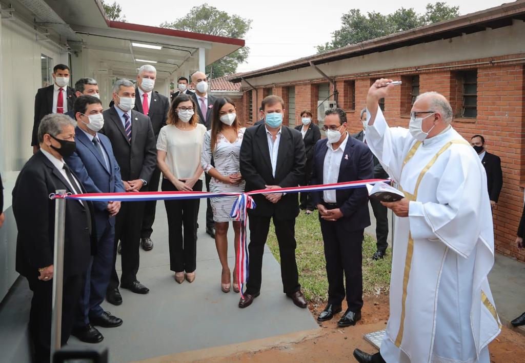 Varias autoridades de Gobierno estuvieron presentes en el acto de inauguración oficial en el Hospital Distrital de Lambaré. Foto: Gentileza.