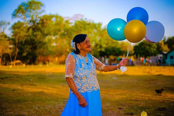Doña Teresa Ávalos, viuda de Sanabria, celebró sus 101 años con una sesión de fotos. Foto: Gentileza.