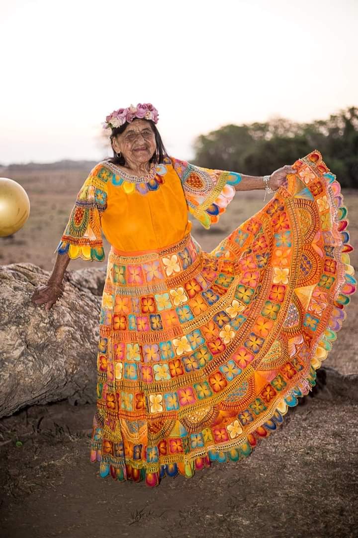 Doña Teresa Ávalos, viuda de Sanabria, celebró sus 101 años con una sesión de fotos. Foto: Gentileza.