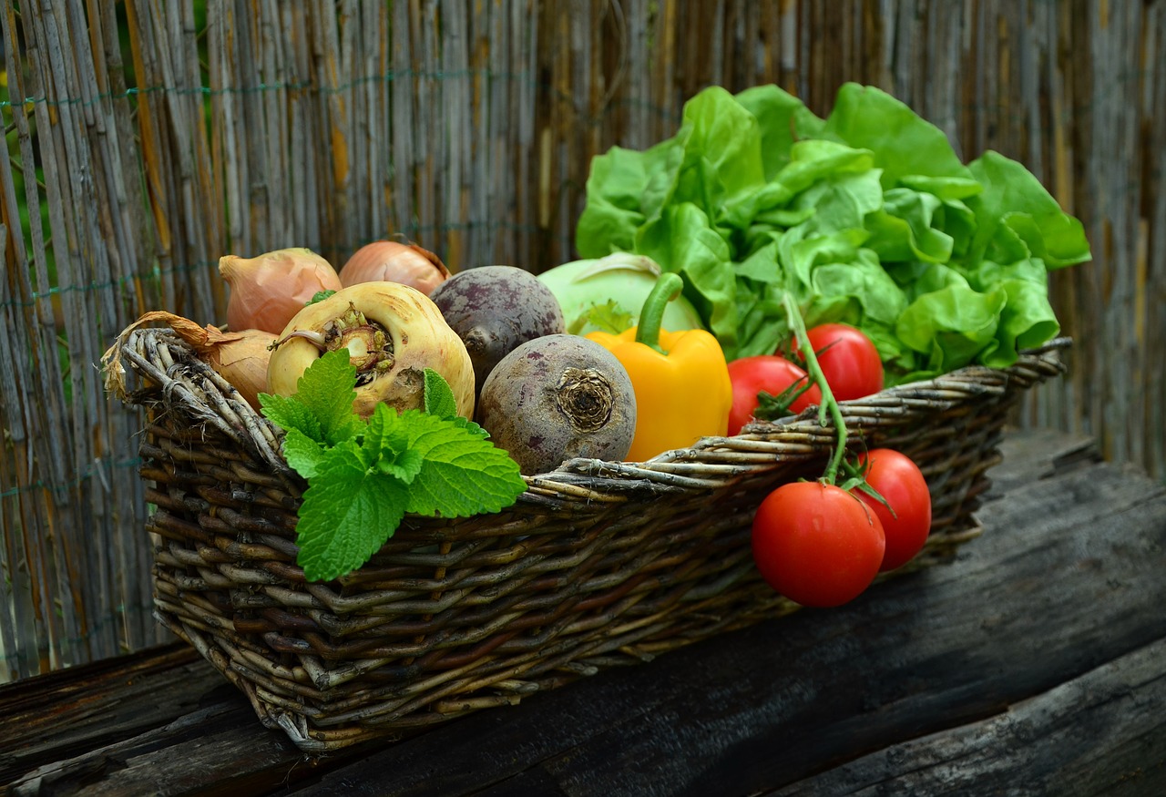 Verduras y frutas en una canasta