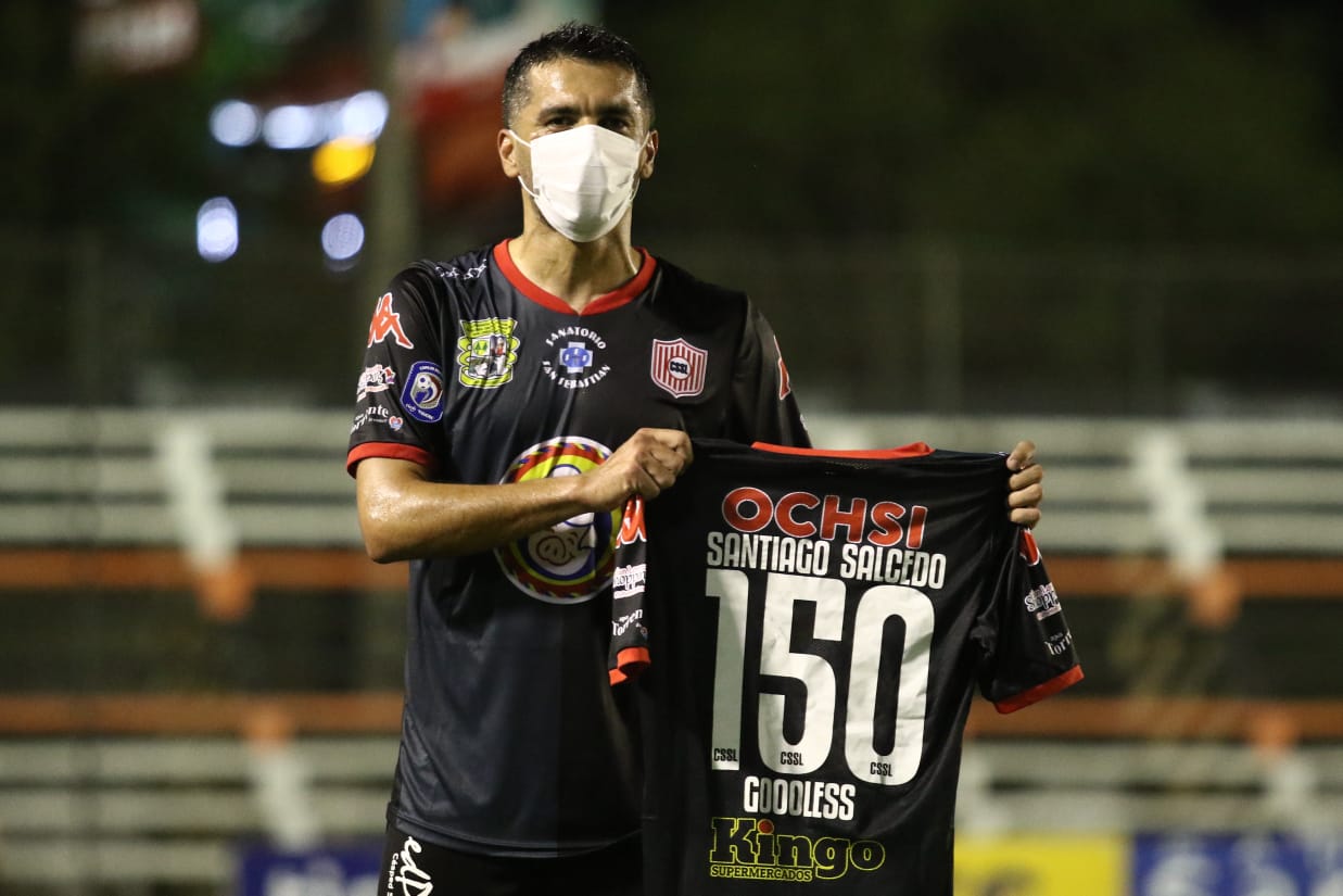 Santiago Salcedo recibiendo el reconocimiento por los 150 goles marcados.