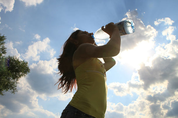 Ante las altas temperaturas, la buena hidratación es vital. Foto referencial.