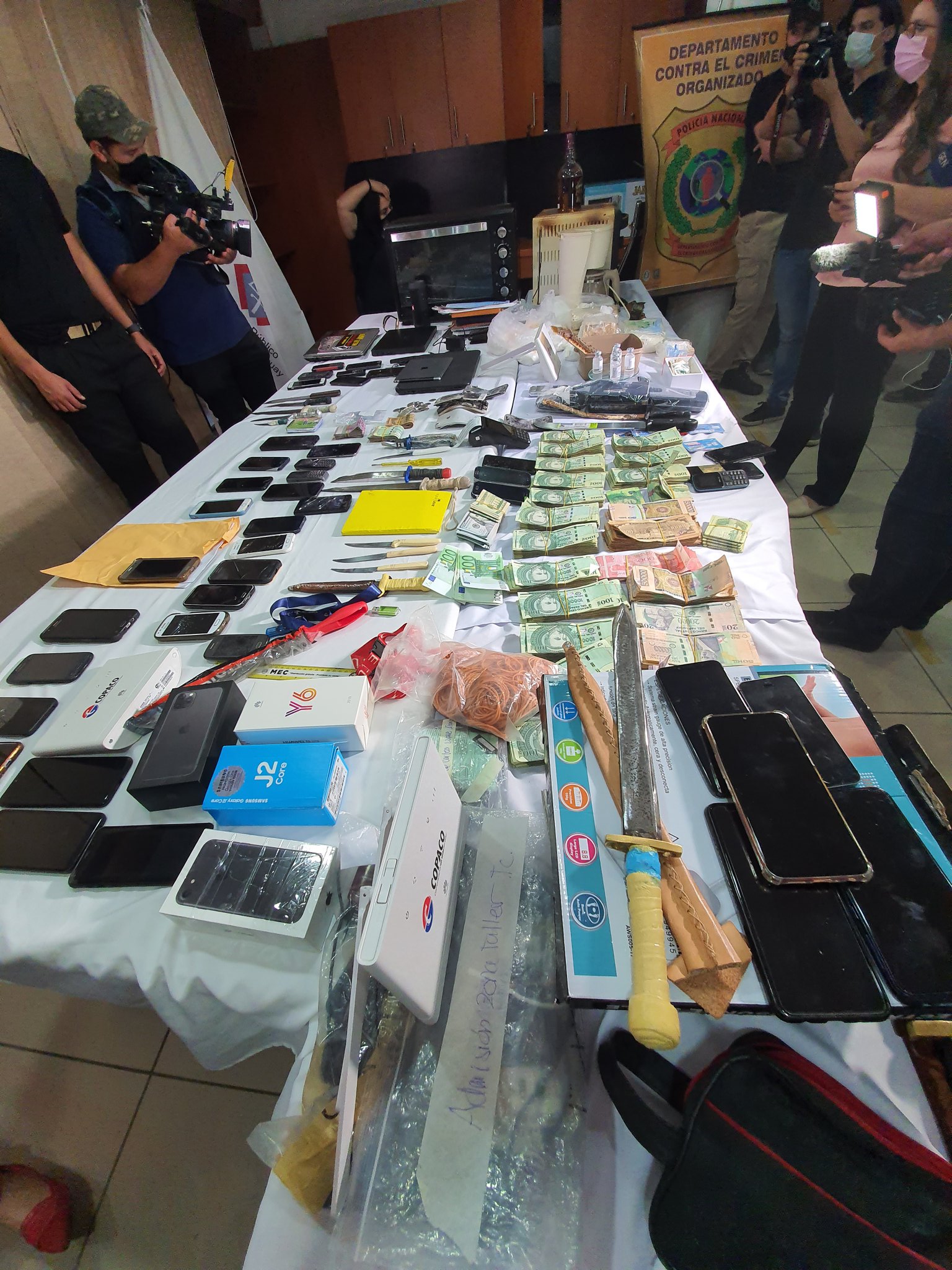 Tras requisa en el Penal de Tacumbú fueron incautados dinero en efectivo. droga, celulares, armas blancas, entre otros elementos. Foto: @MinPublicoPy
