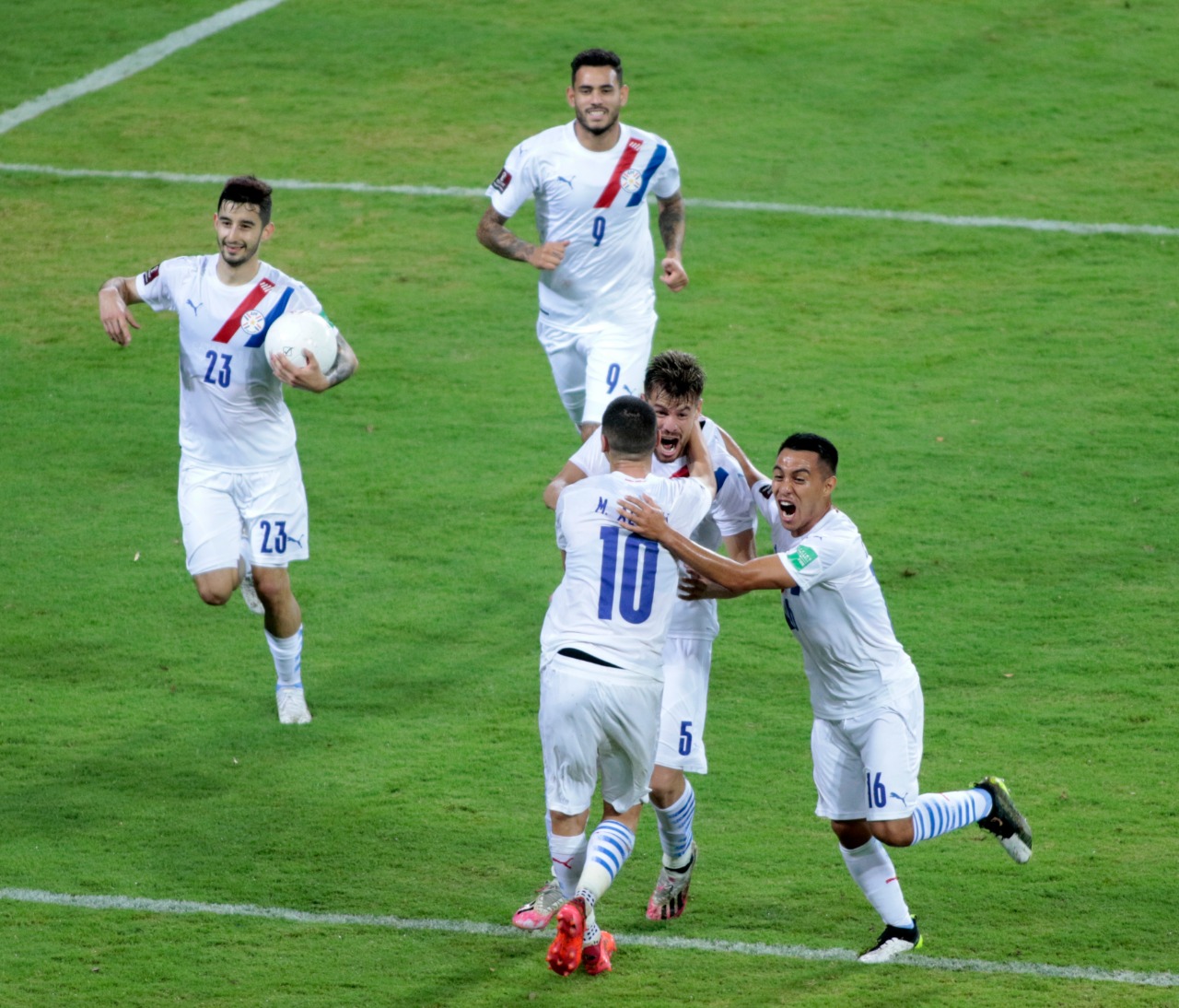 Albirroja festejando la victoria ante Venezuela.