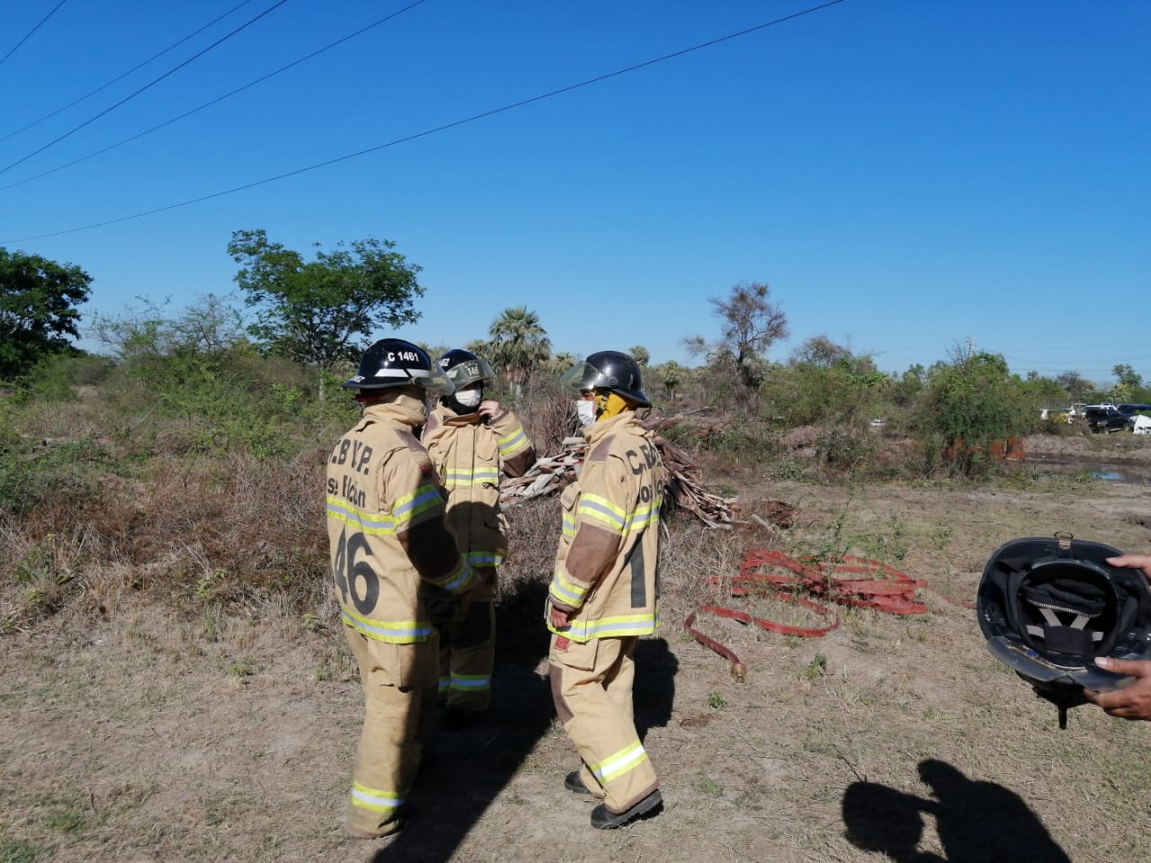 Con ayuda de Bomberos Voluntarios, bomberos de la DINAC, la Policía Nacional se irá controlando el fuego. Foto: Wilma Gaona (cronista del Grupo JBB).