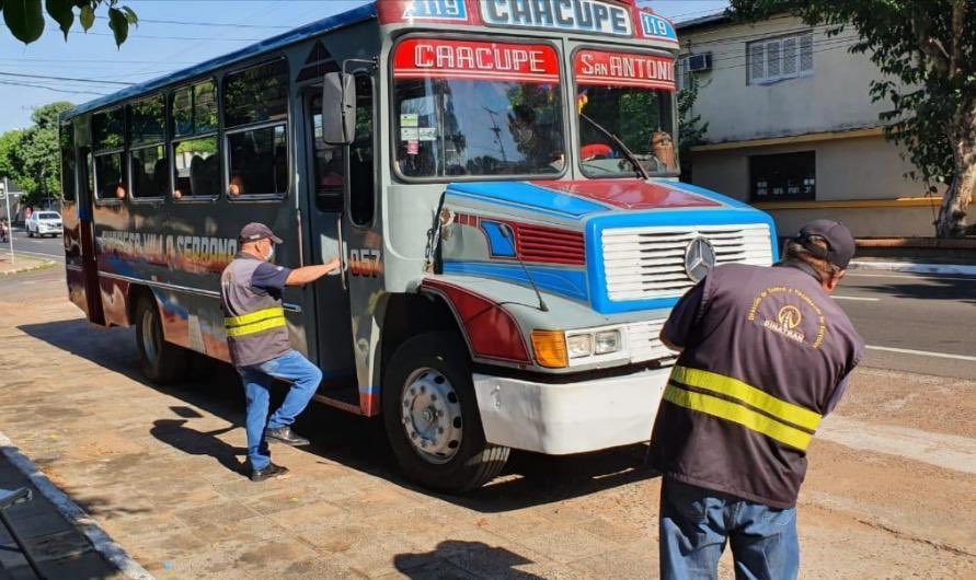 Fiscalizadores de Dinatran en transporte público.