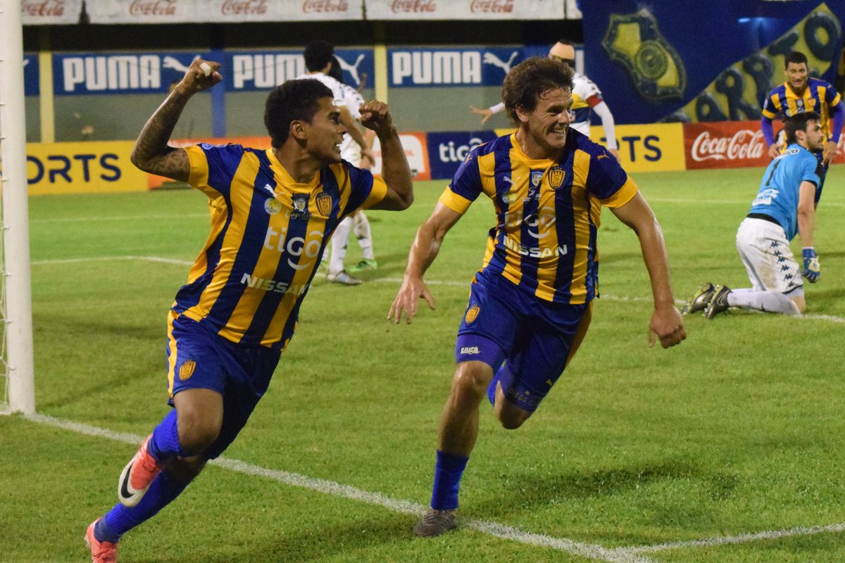 Jugadores de Luqueño celebrando.