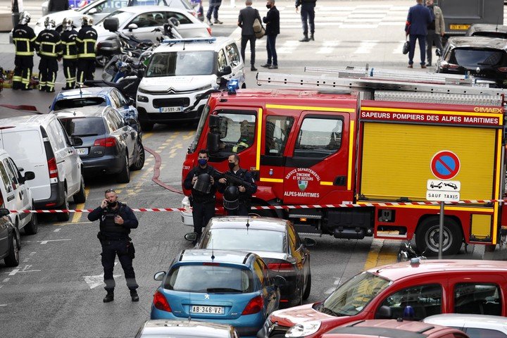 Tras un ataque con cuchillo, tres personas murieron en Niza, Francia. Foto: EFE