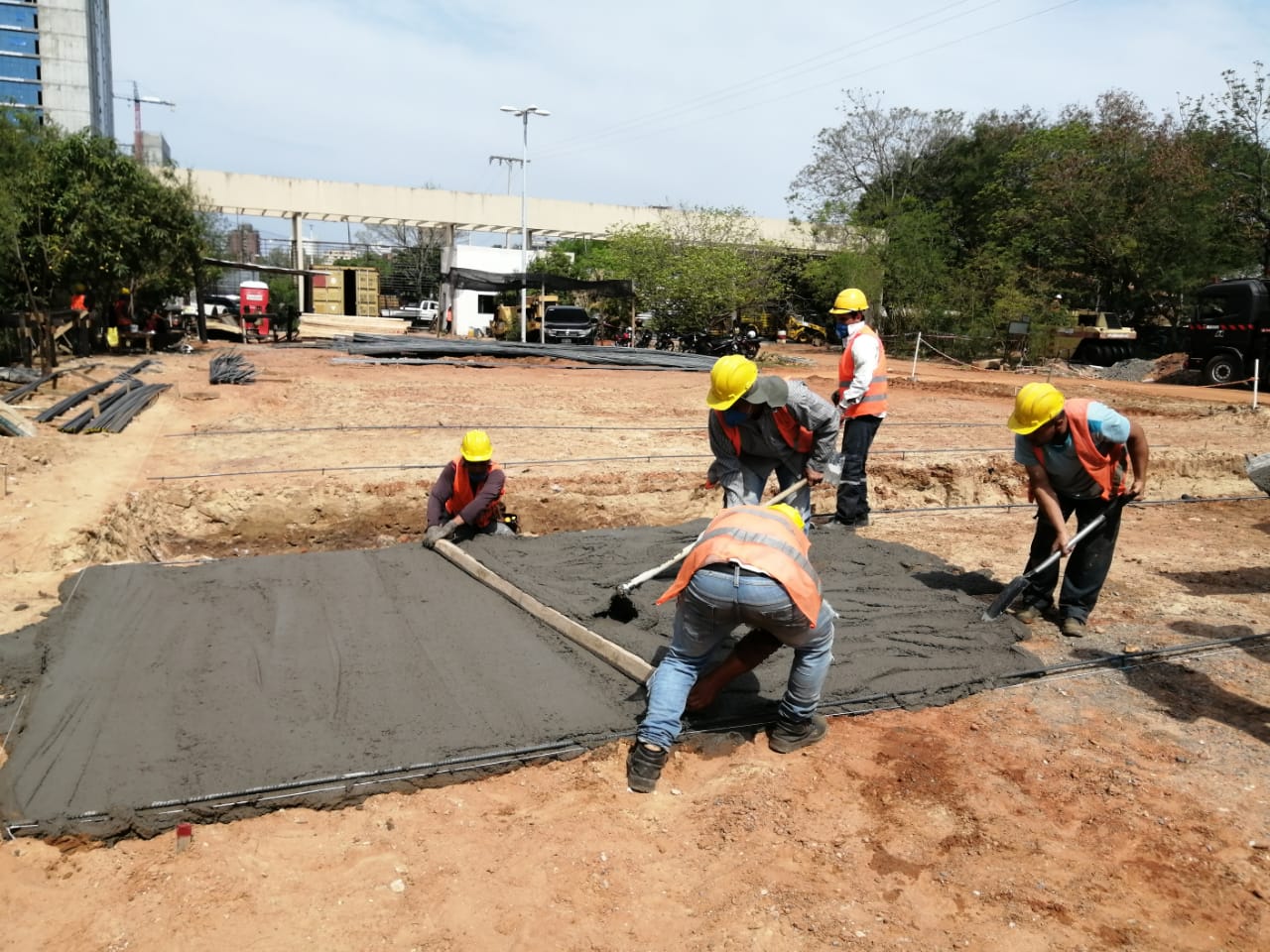 Funcionarios de la Essap trabajando en nuevas plantas de tratamiento.