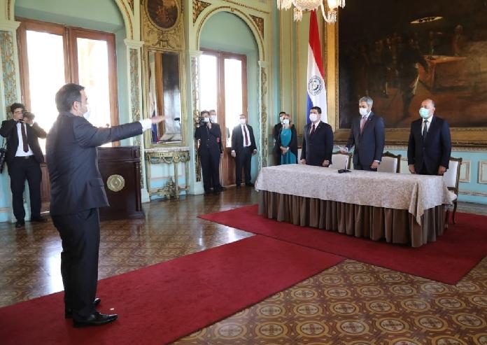 Juramento del nuevo ministro de Hacienda, Óscar Llamosas. Foto: @Haciendapy