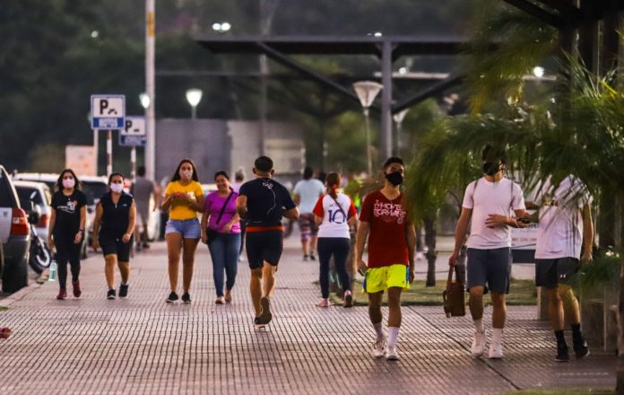 Personas caminando en la calle