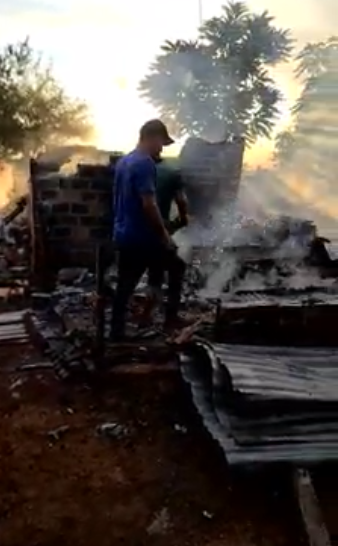 Un bebé de 2 años manipuló una caja de fósforos y ocasionó el incendio de su vivienda. Foto: Captura de video.