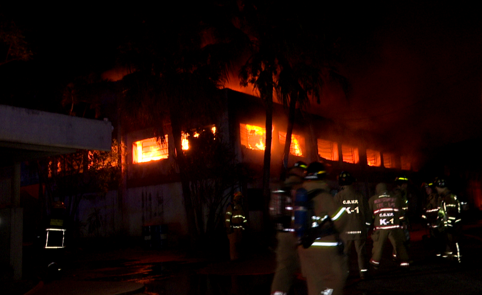 El incendio consumió por completo la fábrica de colchones en Lambaré.