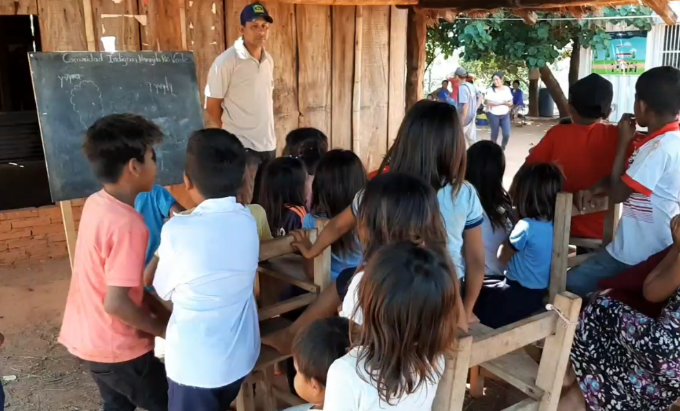 Los niños estudian en precarias condiciones. Foto: Captura de video / Lorenzo Agüero, corresponsal de la zona del Grupo JBB.